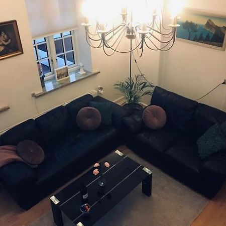 Centralt I Gentofte I 2 Plan, Ved S-Tog Og Busser Esterno foto