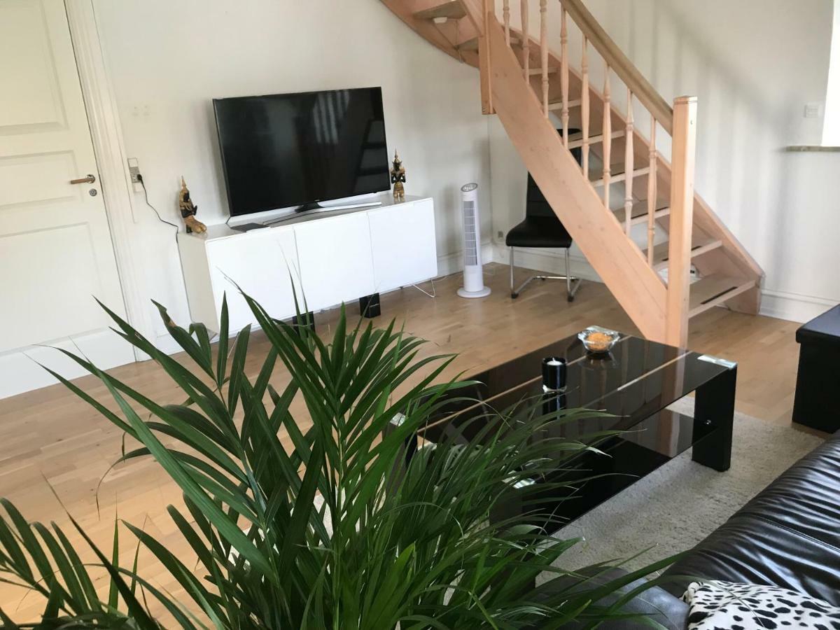 Centralt I Gentofte I 2 Plan, Ved S-Tog Og Busser Esterno foto