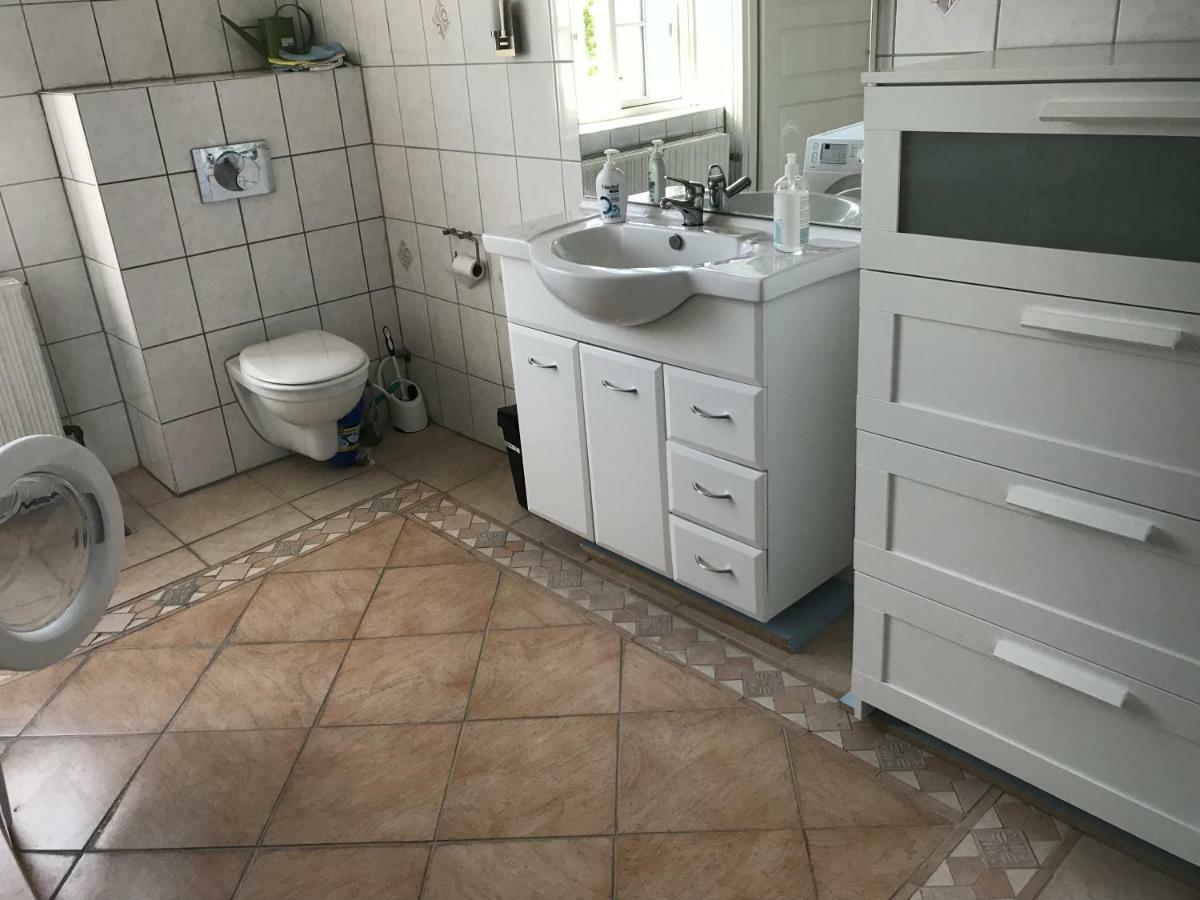 Centralt I Gentofte I 2 Plan, Ved S-Tog Og Busser Esterno foto
