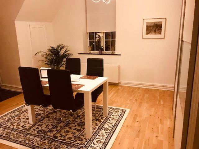 Centralt I Gentofte I 2 Plan, Ved S-Tog Og Busser Esterno foto