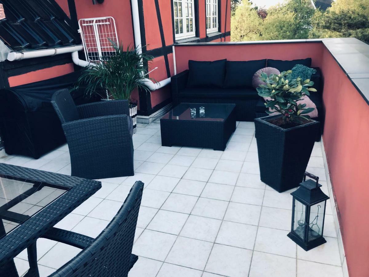 Centralt I Gentofte I 2 Plan, Ved S-Tog Og Busser Esterno foto