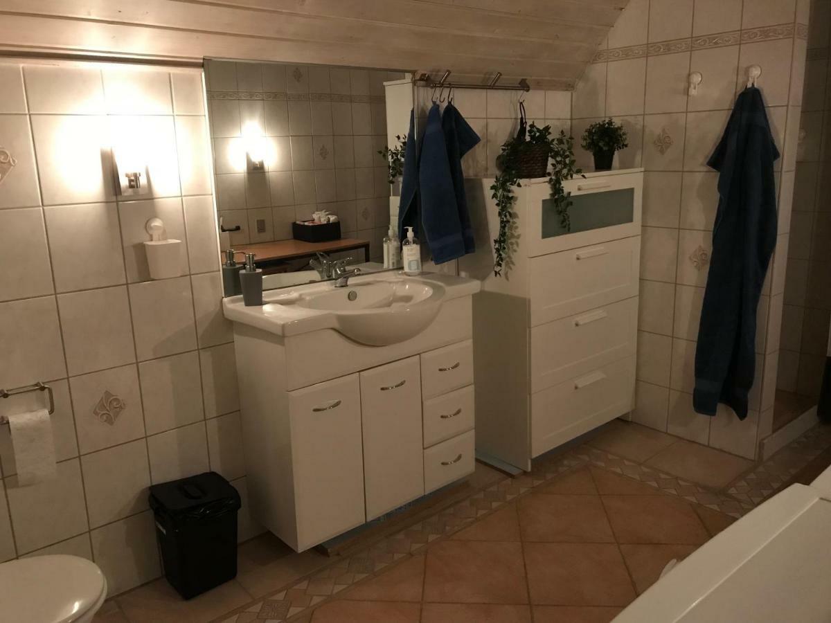 Centralt I Gentofte I 2 Plan, Ved S-Tog Og Busser Esterno foto