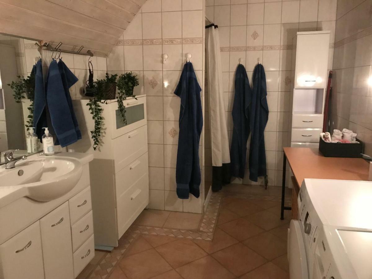 Centralt I Gentofte I 2 Plan, Ved S-Tog Og Busser Esterno foto