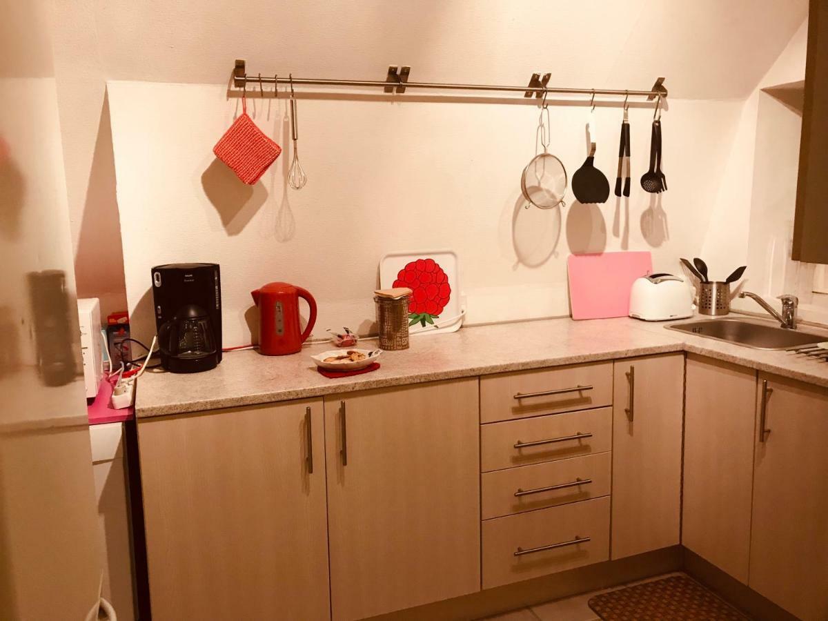 Centralt I Gentofte I 2 Plan, Ved S-Tog Og Busser Esterno foto